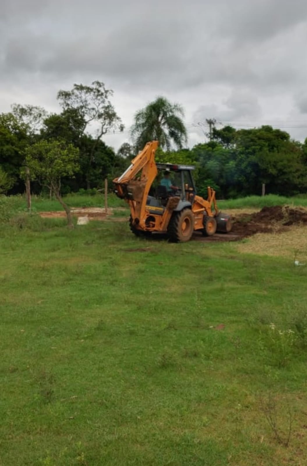 Retroescavadeira preparando terreno